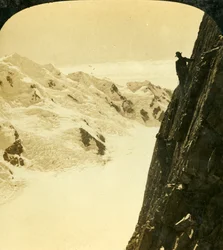 Nebezpečný výstup, Mount Malte Brun, Nový Zéland, c1909.