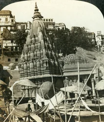 Chrámy na březích Gangy, Benares, Indie, c1909.