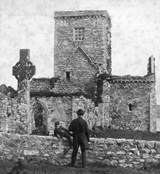 Ruiny katedrály a St Martins Cross, Iona, Argyll a Bute, Skotsko, konec 19. století.