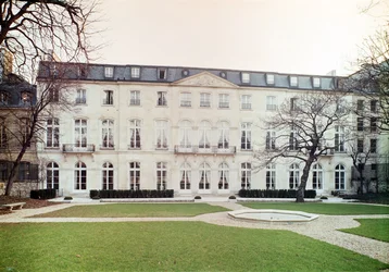 Pohled na zahradní fasádu hotelu de Beauharnais postaveného v roce 1713 Interiér salonu Salon Vert v apartmá prince Evžena de Beauharnais (1781-1824)