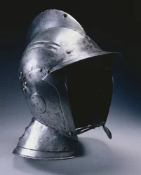 Burgonet se sklopnými lícnicemi, cca 1540 (ocel s koženým řemínkem pod bradu)