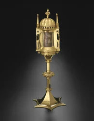 Kruhová monstrance s klenutou střechou z Braunschweigu, Německo, konec 14. století (stříbrné zlacení a křišťál)