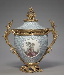 Zakrytá váza, vyrobená v Meissen Porcelain Factory, Německo, 1749