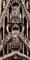 Detail Panny Marie s dítětem, ze štítu nad centrálním portálem na západním průčelí, započatý 1277 (kámen)