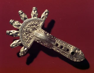 Fibula, Laucha (kov)