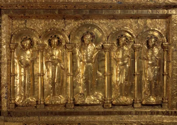 Před oltářem Cathedrale of Bale Kolem lavice Krista, tři archandělé (Michael, Gabriel a Raphael) a svatý Benedikt z Nursie a u jeho nohou císař Jindřich II řekl světec (973-1024) a sv. Impress Cunegonde (975-103