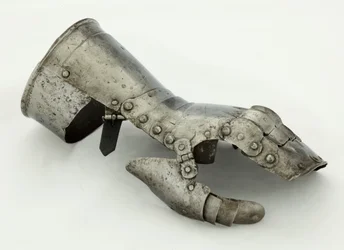 Levá rukavice, cca 1490-1510 (ocel a kůže)