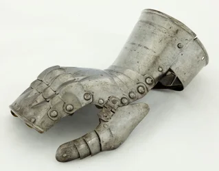 Levá rukavice, kolem 1490-1510, restaurovaná 19. století (ocel a kůže)