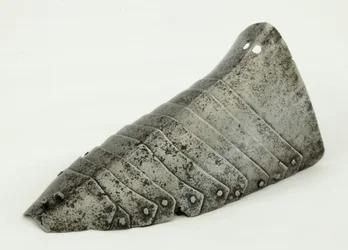 Levý Sabaton, cca 1490 (ocel a kůže)