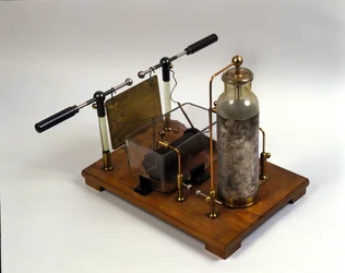 Fyzika: Hertzův stroj (Heinrich Hertz německý fyzik