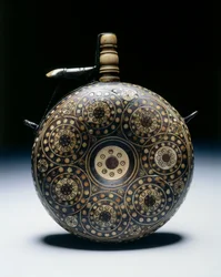 Prášková baňka, cca 1620-50 (ořech s rohovinou, kost, mosaz a železo)