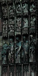 Sochařský detail z pravé strany středního portálu, západní průčelí, zač. 1277 (kámen)