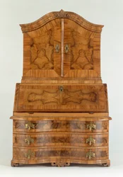 Psací stůl, cca 1730 (dřevěný)