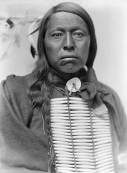 Náčelník Siouxů Flying Hawk, kolem roku 1900