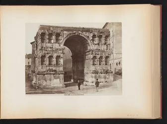 Janův oblouk v Římě, Itálie Romové. Arco di Giano quadrifronte (název na objektu)