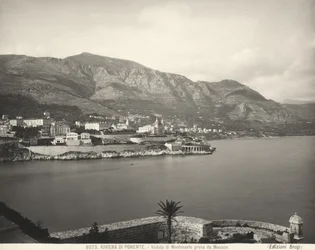 Pohled na Montecarlo, letovisko s výhledem na Ligurské moře. V pozadí se tyčí Přímořské Alpy. Fotografie byla pořízena z Monaka