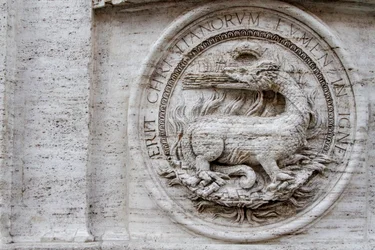 Erb na fasádě St Louis francouzského kostela