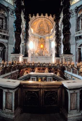 Pohled na baldachýn hlavního oltáře navržený Gianem Lorenzem Berninim (Bernini), bazilika svatého Petra (Basilica San Pietro) v Římě, Itálie