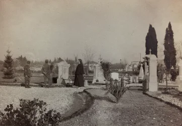 Album "Pictures of War II": vojáci a Červený kříž navštíví hřbitov Gradisca (černobílá fotografie)