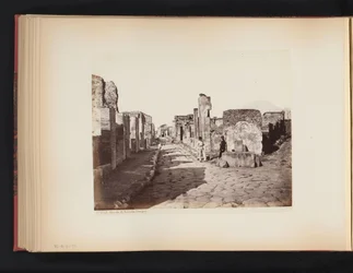 Pohled na Strada di Sallustio v Pompejích, Itálie Strada di Salustio. Pompeje (název na objektu)