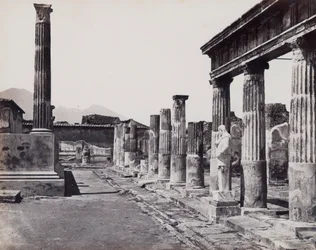 Východní kolonáda chrámu Venuše Pompeiiana v Pompejích