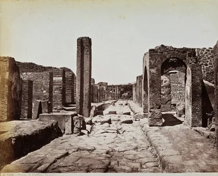 Strukturální ruiny podél Strada di Stabia, na archeologickém nalezišti Pompeje