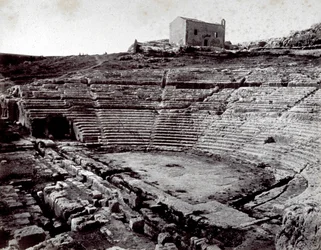 Pozůstatky řeckého divadla v Siracusa v monumentálním parku Neàpoll. V popředí půlkruhový orchestr a cavea
