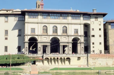 Fasáda galerie Uffizi na Arnu