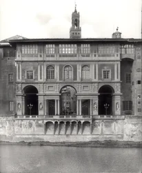 Fasáda galerie Uffizi na Lungarno Torrigiani