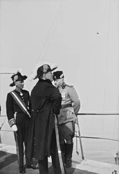 Album „Duce“: Benito Mussolini v uniformě na palubě plavidla v doprovodu státního úředníka a prince Maurice Gonzagy, markýze z Vodice