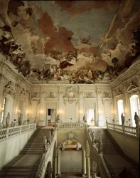 Pohled na velké schodiště a strop vyzdobený Giovanni Battistou (Giambattistou) Tiepolou (1696-1770), zobrazující Alegorii pěti kontinentů. 1753, würzburský palác, realizovaný architektem Johannem Balthasarem Neumannem (1687-1753), Německo