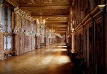 Renesanční architektura: pohled na galerii Františka I. na zámku Fontainebleau od Rosso Fiorentina (1495-1540) ve spolupráci s Primaticciem (1504-1570) z roku 1523. Seine a Marne