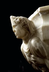 Benitier u sloupu zdobí tři teologické ctnosti a a la vat decoree bust čtyř hlavních ctností - detail (mramorová podpěra se sloupem se třemi teologickými ctnostmi a vodní křtitelnice se čtyřmi kardinálními ctnostmi) Plastika od