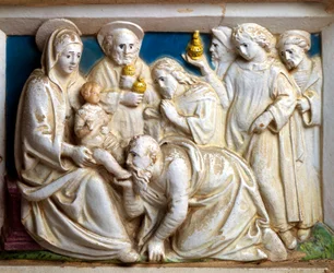 Klanění tří králů, detail z Predella posledního soudu, od Giovanni Della Robbia (1469-1529), kostel San Girolamo ve Volterře, Toskánsko