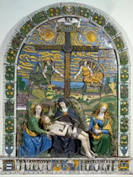 Snímání z kříže (Pieta). Ježíš Kristus a Panna Maria obklopení svatým Janem a svatou Marií Magdalénou před křížem s nápisem INRI (I.N.R.I.). Keramický nízký reliéf od Giovanniho della Robbia (1469-1529). Rozměry 3 x 2,28 m, Florencie, Museo Nazionale
