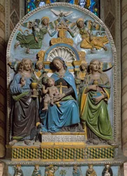 Panna a dítě se svatou Madeleine a svatým Janem Evangelistou Mramorová a terakotová polychromie od Giovanni della Robbia (1469-1529) Florencie, kostel Santa Croce, Cappella Pulci