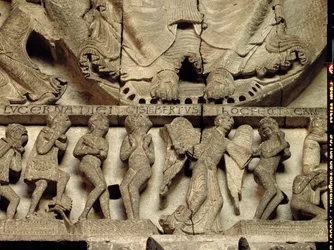 Západní portálový tympanon zobrazující Poslední soud: detail Kristových nohou, anděla a smrtelníků, cca 1130-35 vápenec