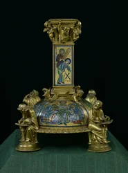Podstavec kříže svatého Bertina z opatství Saint-Bertin, asi 1180 (zlacený bronz a šamotový smalt) (viz také 232624-25 a 232839)