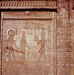 Reliéf zobrazující faraona přinášejícího oběť Hathor a Horovi, z římského domu zrození neboli mammisi v Dendeře, asi 125 př. n. l.-60 n. l.