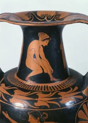 Krčící se žena zavazující si sandál, detail z krku atické amfory s červenou figurou, vyrobené Pamphaiem a malované Oltosem, kolem 510-500 př.nl (keramika)
