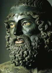 Detail hlavy sochy A aneb Mladší z Riace Bronzové (bronz) př. Kr