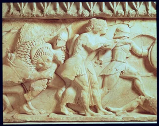 Detail severního vlysu Siphnianské pokladnice zobrazující bohy bojující s obry, mramor kolem roku 525 př. n. l.