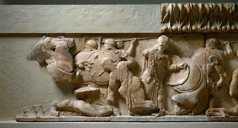 Řecké, iónské umění: severní vlys Tresor of Siphnos: scéna gigantomachie, Apollo a Artemis bojující proti obrovi. 525 před naším letopočtem. Delphi, archeologické muzeum