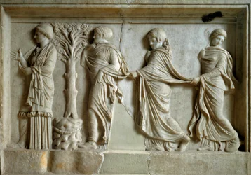 Řecké umění: nízký reliéf zobrazující tři nymfy následující mladou ženu. 2. století př. n. l. Athény, Muzeum v Pireu