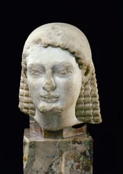 Hlava Kouros, z Athén, cca 510 př.nl (mramor)