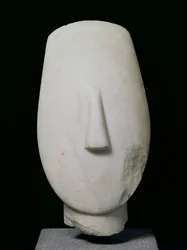 Hlava ženy, fragment sochy z Kerosu, rané kykladské období II, cca 2700-2400 př.nl (mramor)