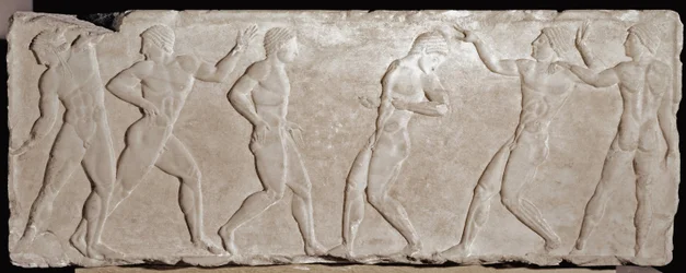 Mramorový reliéfní podstavec náhrobního kúra zobrazující šest atletů. 510-500 př. n. l. Z athénské Akropole. Národní archeologické muzeum, Athény