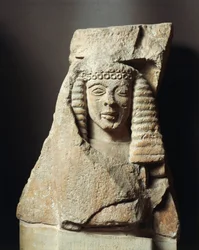 Fragment metopy s ženskou postavou, z Mykén, Řecko, 7. století před naším letopočtem (vápenec)