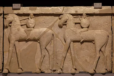 Poros stone Frieze zobrazující průvod jezdců. 7. století před naším letopočtem