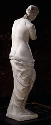Pohled zezadu na Afroditu, „Venuši Mélskou“, helénistické období, kolem 130-100 př. n. l.